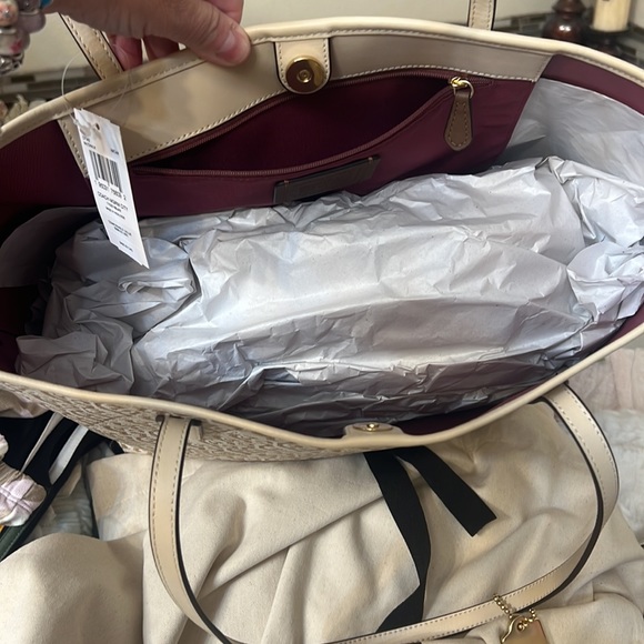 🛍️🆕Nwt Coach all’s around tote 🆕🛍️🛍️ Im at the Lowest on this - Picture 15 of 17